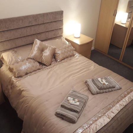 Pond View Apartment Еърдри Екстериор снимка