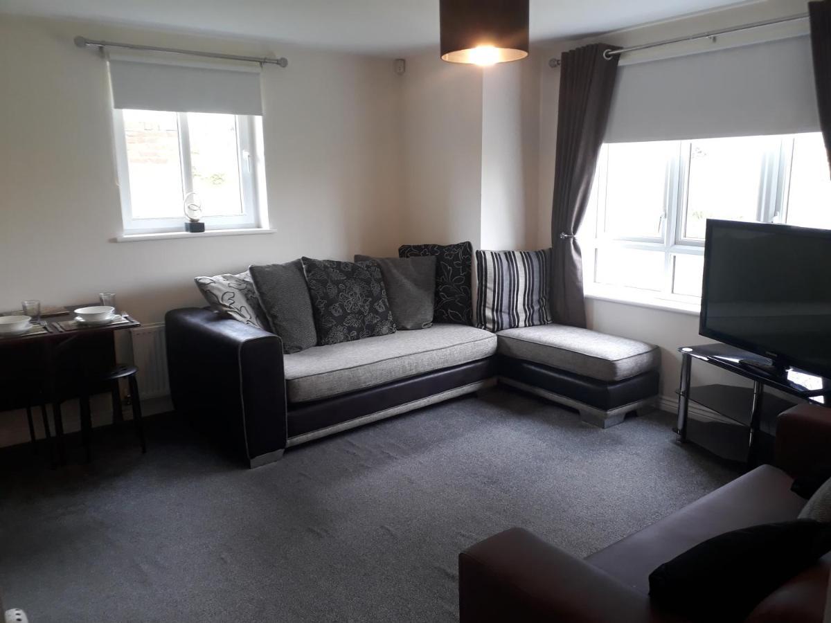 Pond View Apartment Еърдри Екстериор снимка
